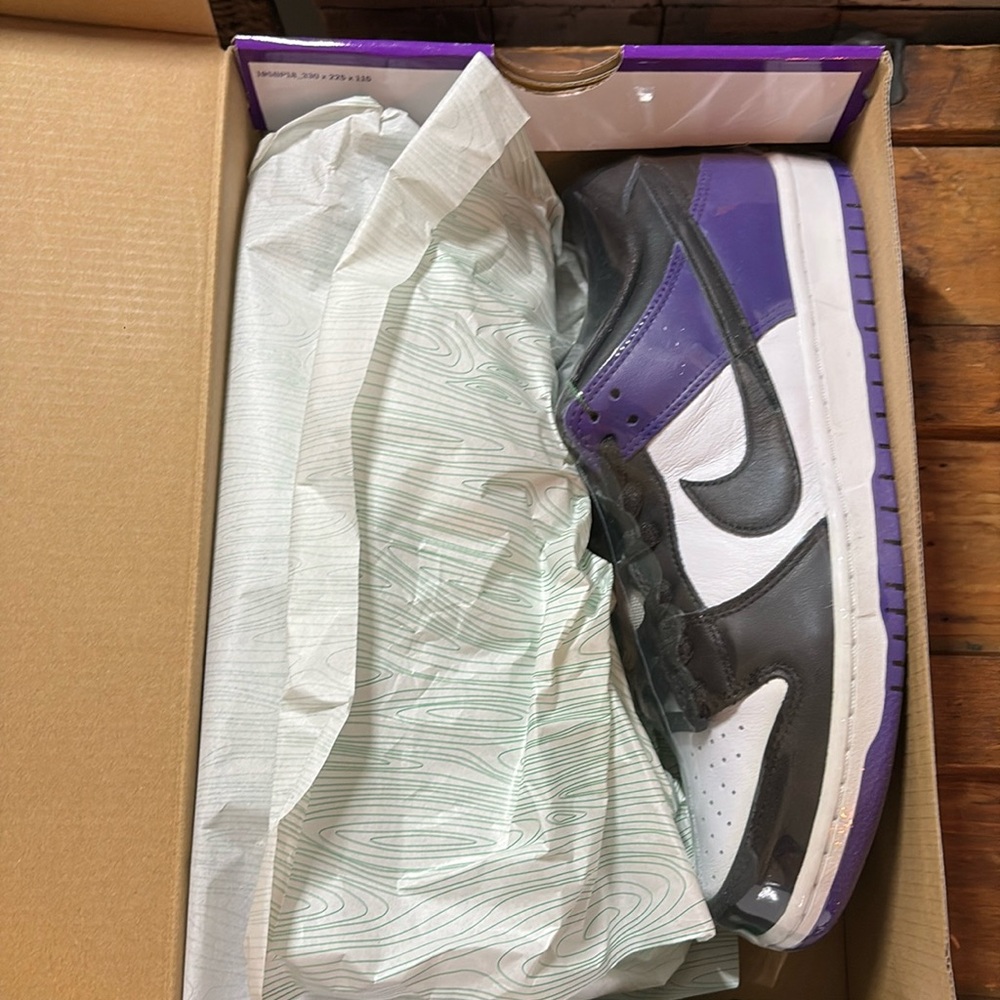 Nike sb dunk low pro 
Court purple/ black and white